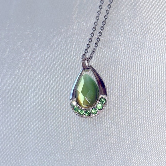 Elegant Silver Green Cats Eye & Peridot Gemstone Pendant & Earrings Jewelry Set - Picture 4 of 12